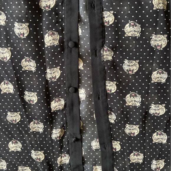 Torrid Sheer Button Down Top Lion Print Black Womens Size 1X HOLE - Picture 5 of 8